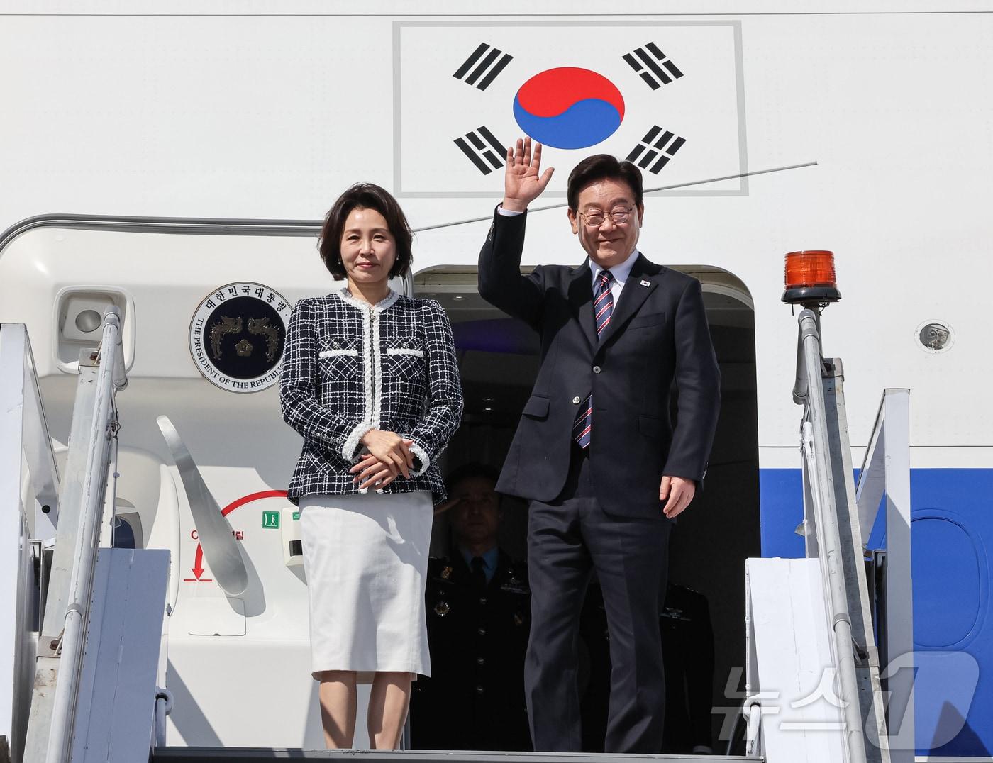 본문 이미지 - 이재명 대통령과 김혜경 여사가 29일(현지시간) 브라질 상파울루 과룰류스 국제공항에 도착해 환송객들에 인사하고 있다. 2026..7.29 ⓒ 뉴스1 허경 기자