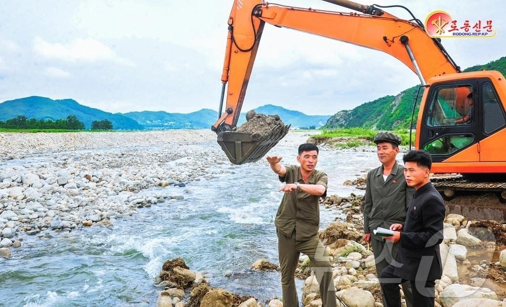 본문 이미지 - (평양 노동신문=뉴스1) = 북한 노동당 기관지 노동신문은 3일 올해 여름 발생할 수 있는 자연재해에 대비해 대책을 철저히 세워야 한다는 기사를 보도했다. 신문은 "재해방지 대책을 철저히 세우는 것은 귀중한 인민의 생명안전과 나라의 재부를 지키며 올해 투쟁 목표를 성과적으로 수행하기 위한 중요한 정치적 사업"이라고 전했다. [국내에서만 사용가능. 재배포 금지. DB 금지. For Use Only in the Republic of Korea. Redistribution Prohibited] rodongphoto@news1.kr