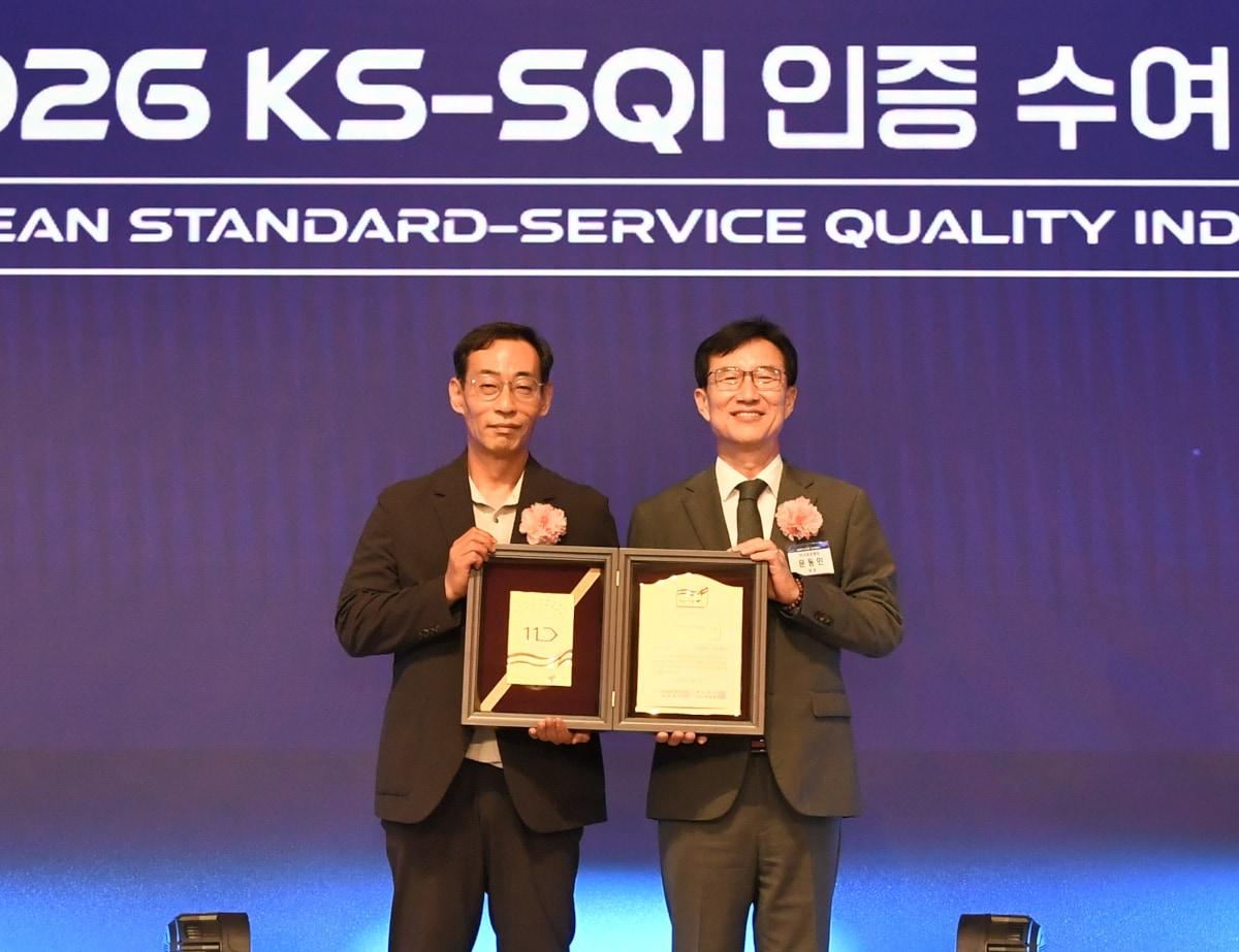 본문 이미지 - 11번가가 '2026 한국서비스품질지수'(KS-SQI) 조사에서 e커머스 부문 1위에 오르며 19년 연속 정상의 자리를 지켰다. 지난 2일 서울 중구 롯데호텔에서 열린 ‘2026 KS-SQI 인증 수여식’에서 11번가 박현수 사장(왼쪽)이 수상 후 기념촬영을 하고 있다. (11번가 제공)