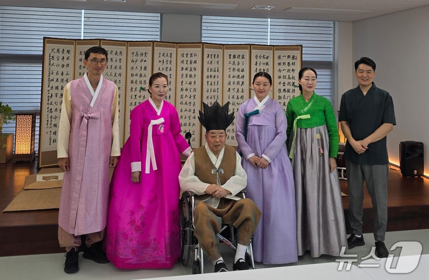 본문 이미지 - 왼쪽 세 번째부터 무형유산 보유자 이상래 선생, 김윤령 씨, 박영화 씨.(시 제공. 재판매 및 DB금지)/뉴스1
