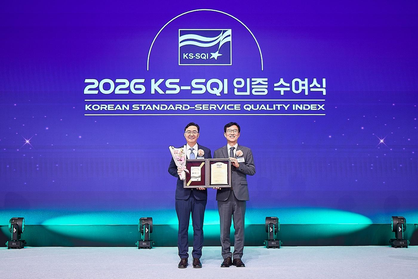 본문 이미지 - HD현대오일뱅크 최찬호 영업지원부문장이 한국표준협회가 주관하는 2026년 한국서비스품질지수(KS-SQI) 조사에서 12년 연속 주유소 부문 1위를 수상하며 기념 사진을 촬영하고 있다. (HD현대오일뱅크 제공)