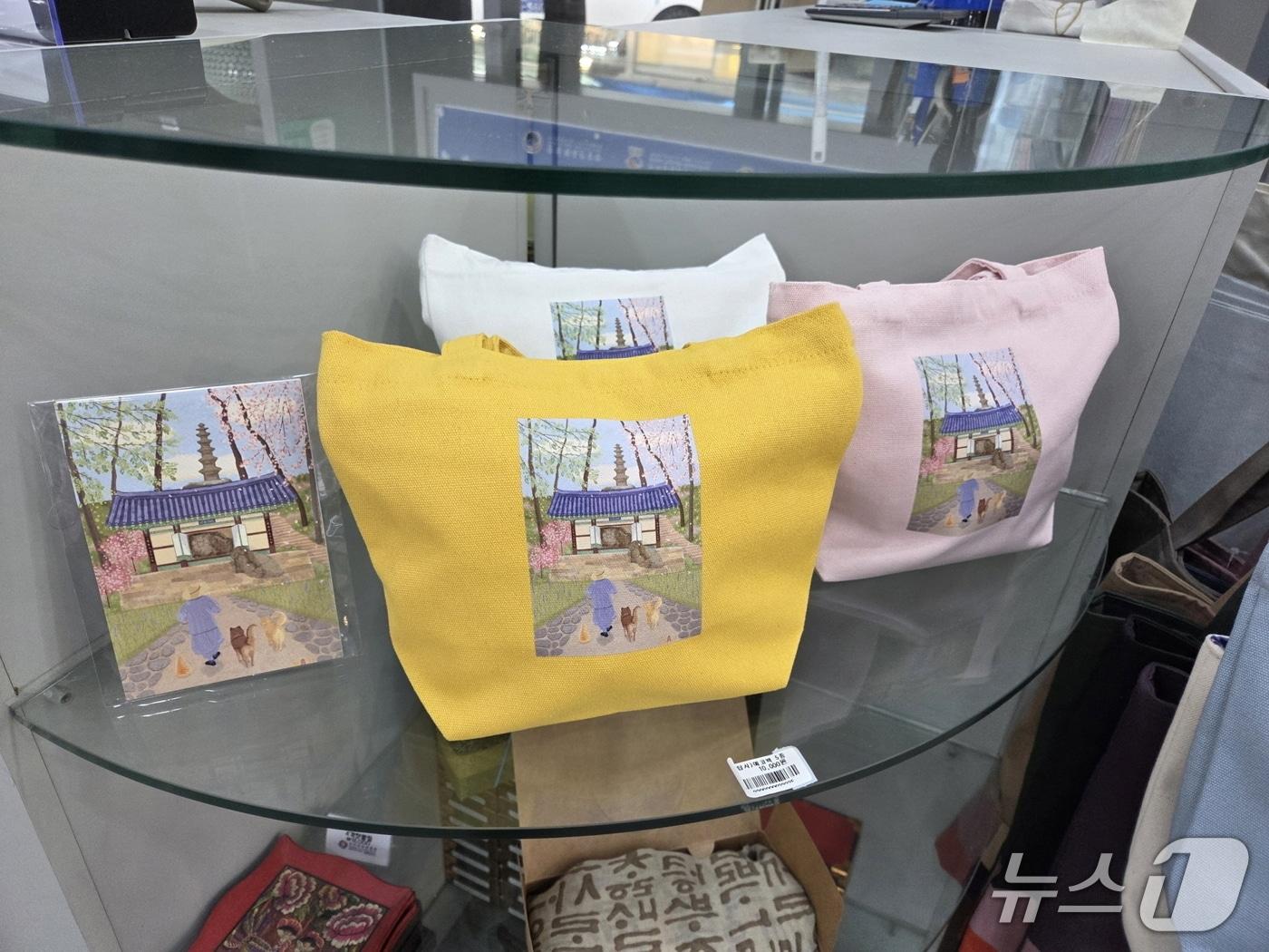 본문 이미지 - 한국을 찾은 많은 관광객이 즐겨 찾는 쇼핑 명소 중 하나인 한국관광명품점에 입점해 판매대에 진열된 영탑사 에코백(당진시 제공. 재판매 및 DB금지)/뉴스1