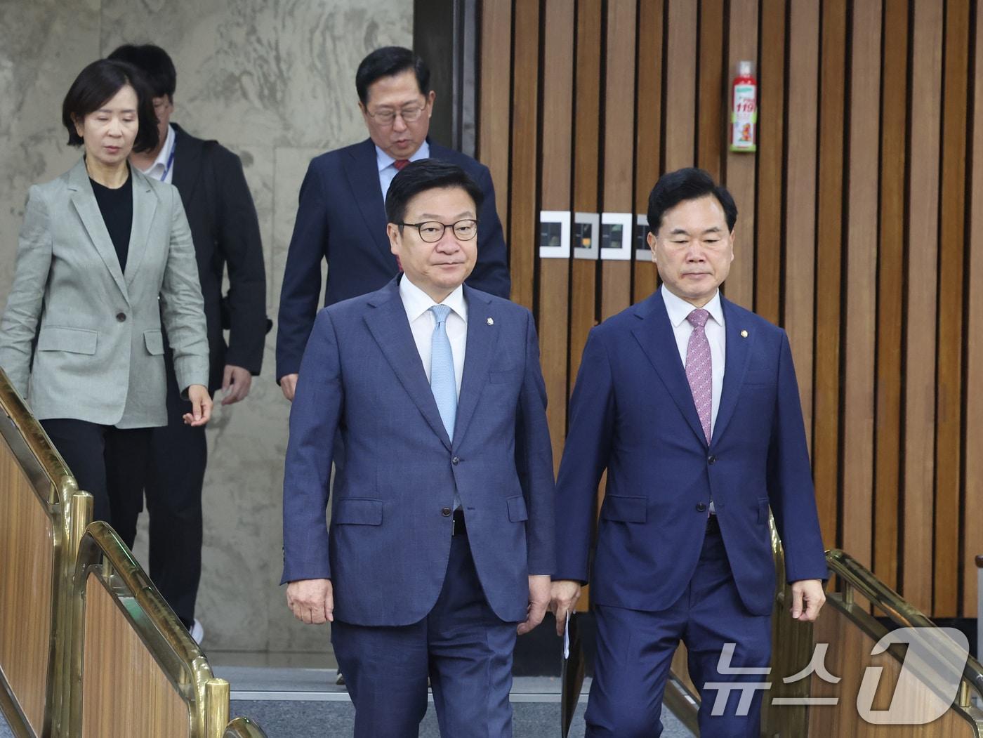 본문 이미지 - 정점식 국민의힘 원내대표와 김승수 원내운영수석부대표가 3일 오전 서울 여의도 국회에서 열린 원내대책회의에 참석하고 있다. 2026.7.3 ⓒ 뉴스1 황기선 기자