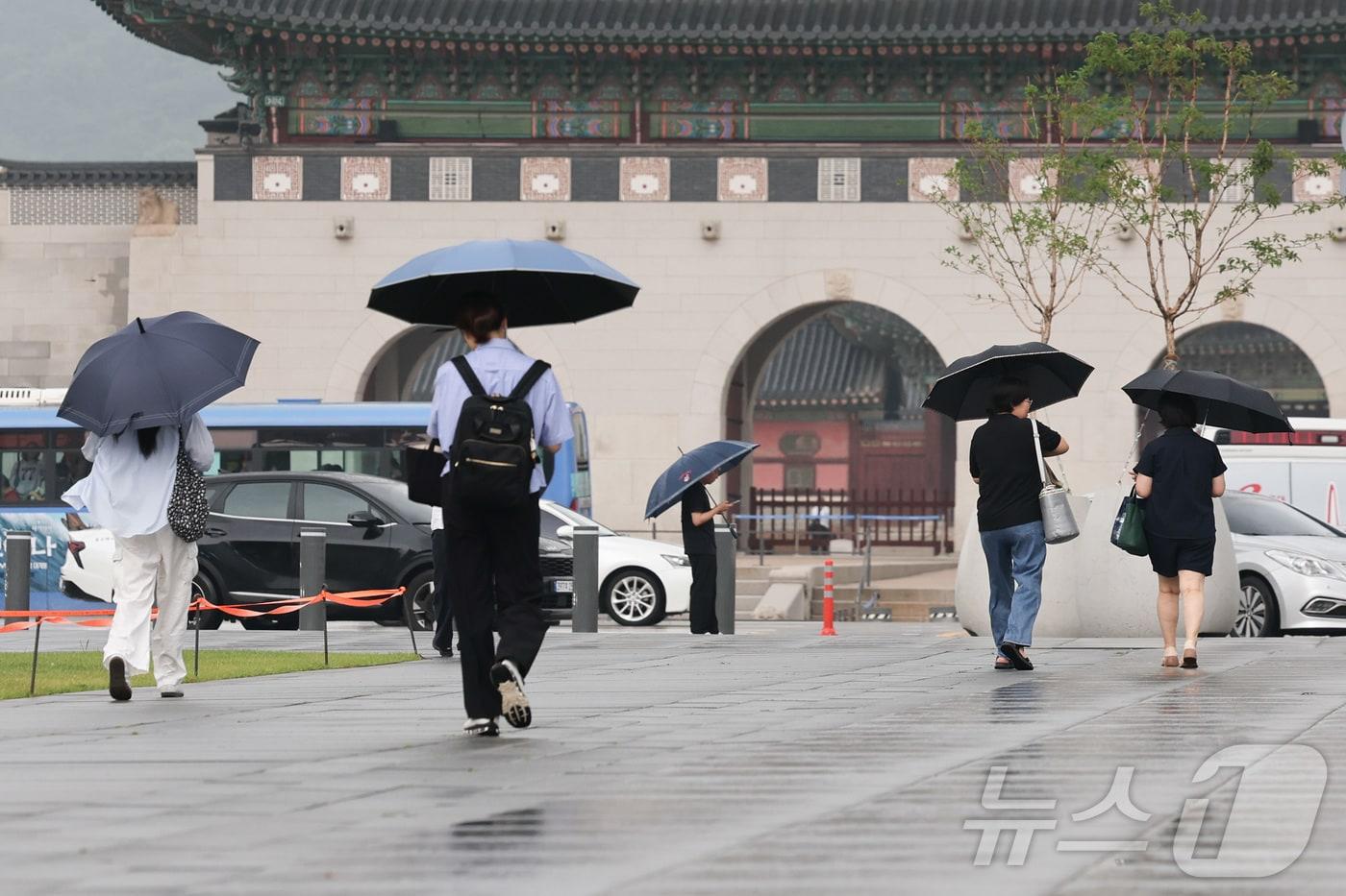 본문 이미지 - 비가 내린 3일 오전 서울 종로구 광화문광장에서 시민들이 우산을 쓰고 이동하고 있다. 2026.7.3 ⓒ 뉴스1 이종수 기자