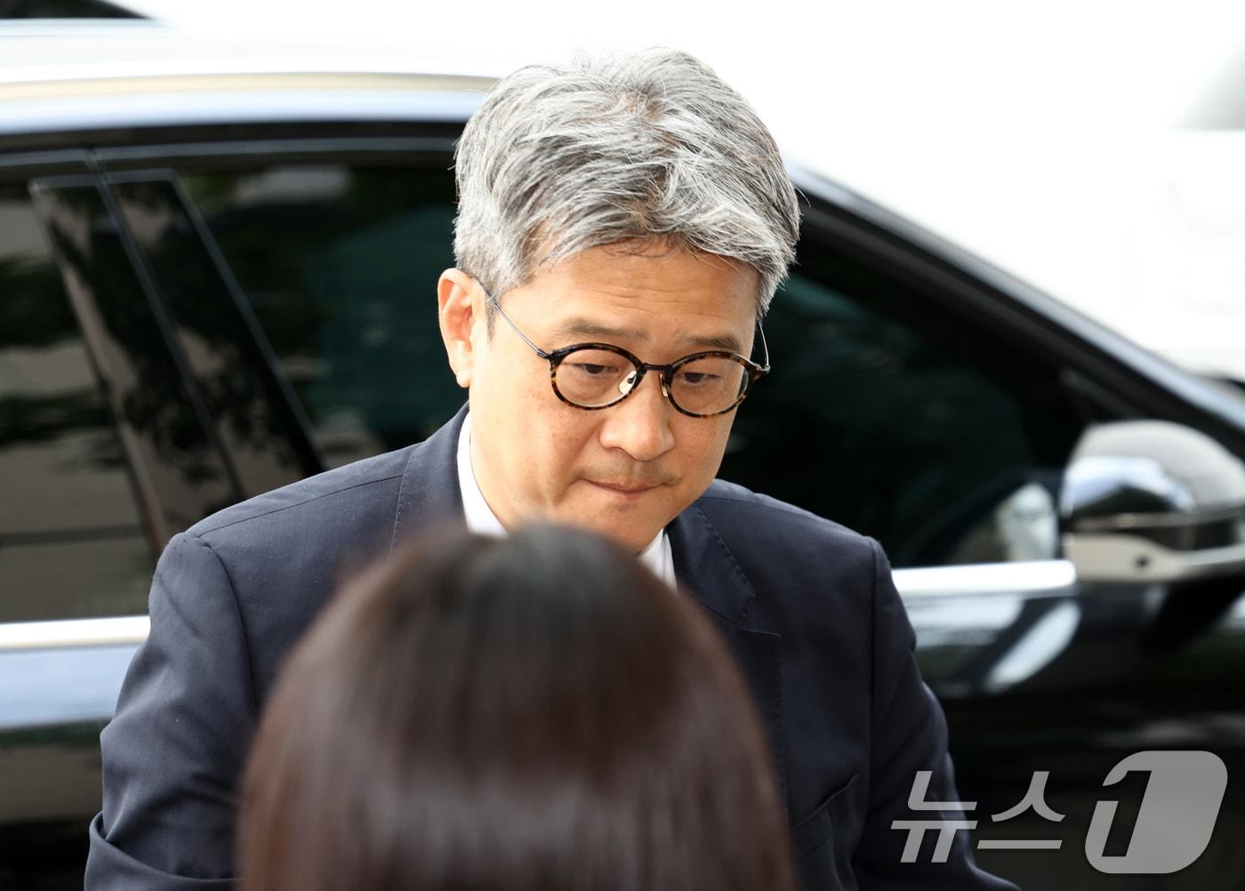 본문 이미지 - 김건희 여사 도이치모터스 주가조작 수사 무마 의혹을 받는 이창수 전 서울중앙지검장이 지난 7월 3일 오전 경기 과천시 2차 종합특검 사무실에 피의자 신분으로 출석하고 있다. 2026.7.3 ⓒ 뉴스1 최지환 기자