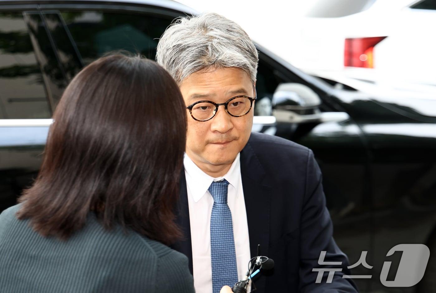 본문 이미지 - 김건희 여사 도이치모터스 주가조작 수사 무마 의혹을 받는 이창수 전 서울중앙지검장이 3일 오전 경기 과천시 2차 종합특검 사무실에 피의자 신분으로 출석하고 있다. 2026.7.3 ⓒ 뉴스1 최지환 기자
