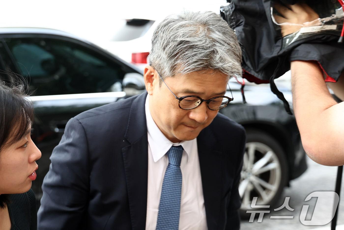 본문 이미지 - 김건희 여사 도이치모터스 주가조작 수사 무마 의혹을 받는 이창수 전 서울중앙지검장이 3일 오전 경기 과천시 2차 종합특검 사무실에 피의자 신분으로 출석하고 있다. 2026.7.3 ⓒ 뉴스1 최지환 기자