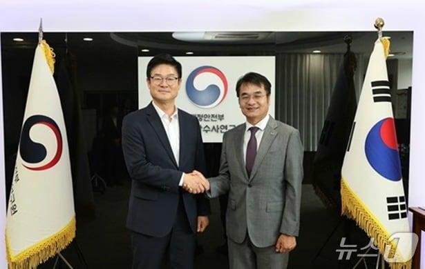 본문 이미지 - 구자열 강원 원주시장(왼쪽)이 지난 2일부터 3일까지 지역 공공기관을 찾아 시정 방향을 공유하고 있는 가운데, 지난 2일 이봉우 국립과학수사연구원장을 만나 의견을 나누고 기념 사진을 촬영하고 있다. (원주시 제공. 재판매 및 DB금지) 2026.7.3/뉴스1