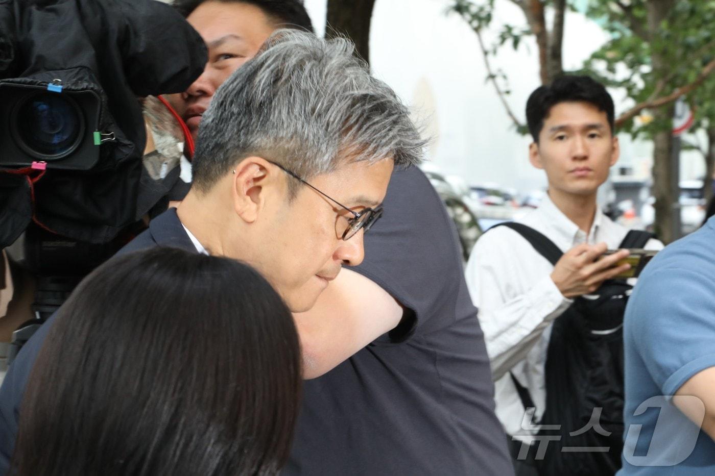 본문 이미지 - 이창수 전 서울중앙지검장이 3일 경기 과천 2차 종합특검 사무실로 도이치모터스 주가조작 수사 무마 의혹 관련 피의자 조사를 받기 위해 출석하고 있다. 2026.7.3 ⓒ 뉴스1 이상혁 수습기자