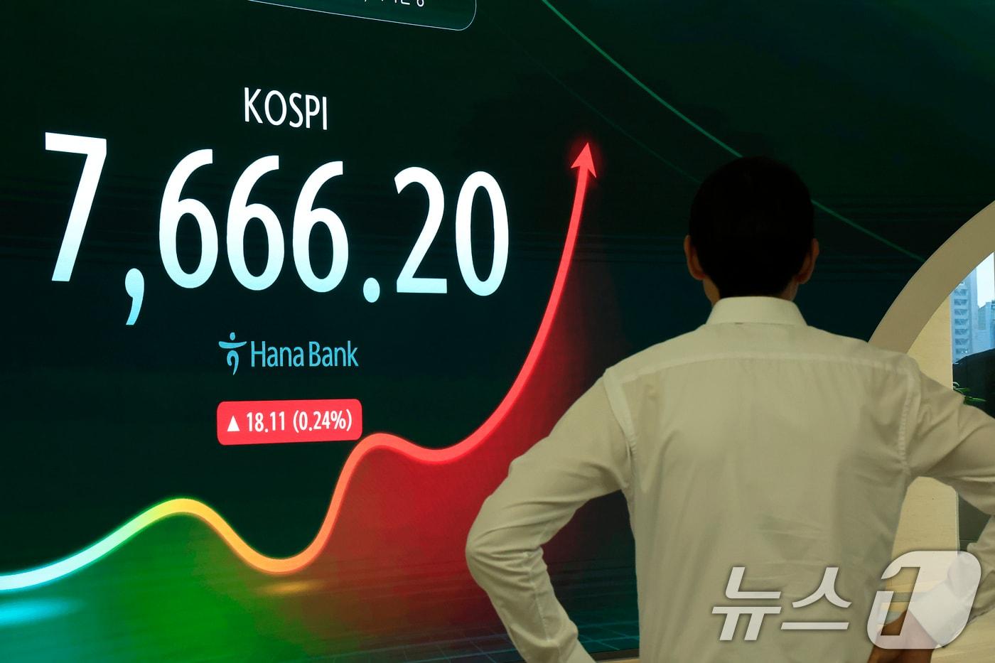 본문 이미지 - 3일 오전 서울 중구 하나은행 본점 딜링룸 전광판에 코스피 등 시황이 표시되고 있다. 2026.7.3 ⓒ 뉴스1 박정호 기자
