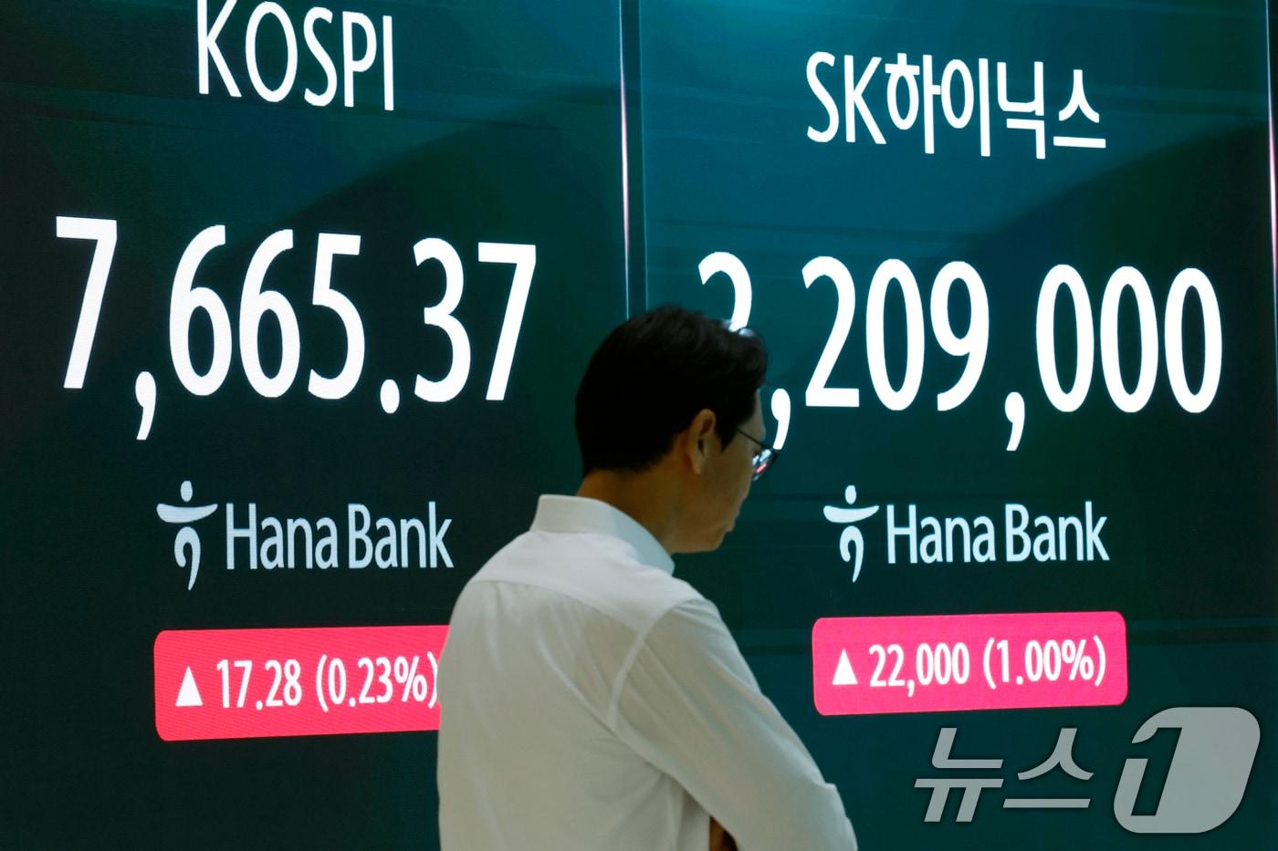 본문 이미지 - 3일 오전 서울 중구 하나은행 본점 딜링룸 전광판에 코스피 등 시황이 표시되고 있다. 2026.7.3 ⓒ 뉴스1 박정호 기자