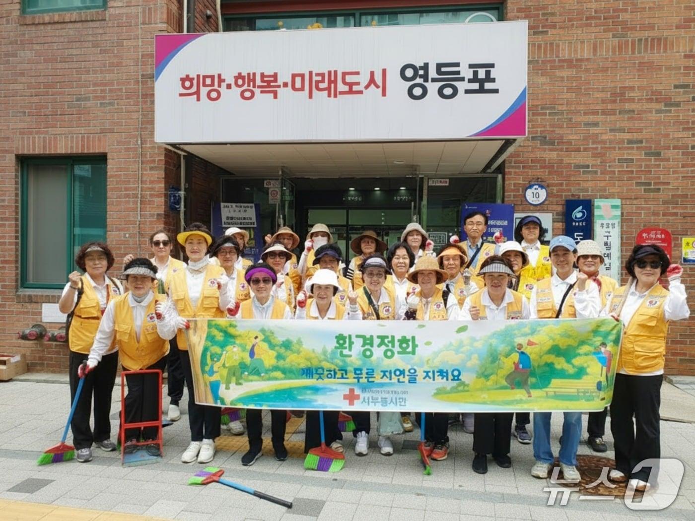 본문 이미지 - 대한적십자사 서울지사는 지난달 30일 서울 영등포구 도림동 주민센터 일대에서 '수해예방 빗물받이 청소 및 안전 플로깅' 캠페인을 진행했다고 3일 밝혔다.(대한적십자사 서울지사 제공)