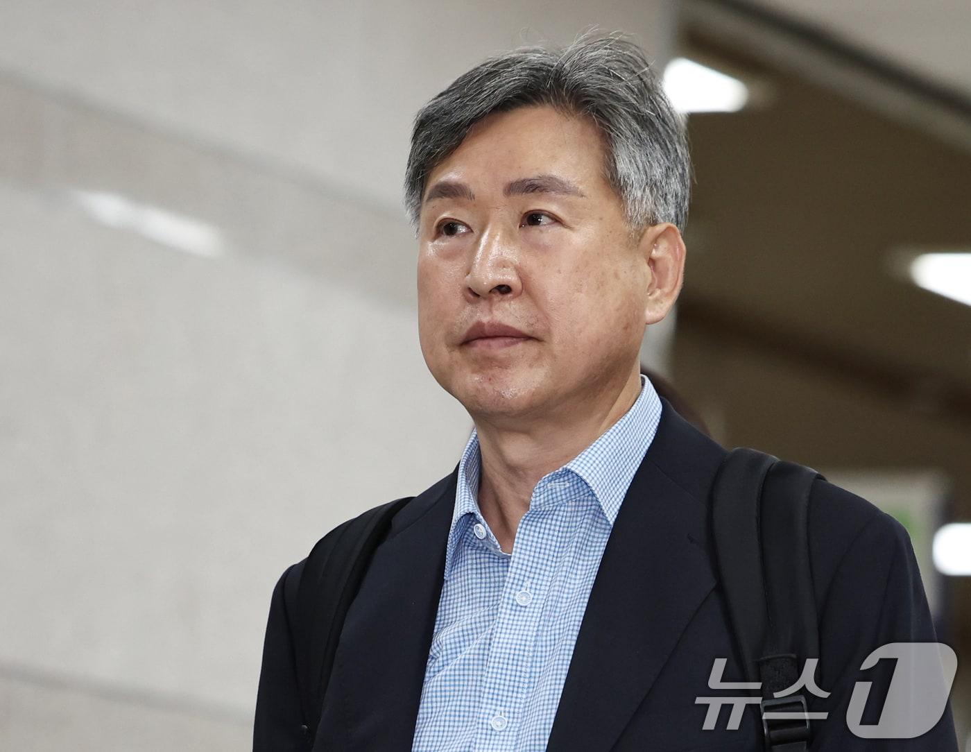 본문 이미지 - 12·3 비상계엄에 가담한 의혹을 받는 김종욱 전 해양경찰청장이 3일 오전 서울 서초구 서울중앙지방법원에서 열리는 구속 전 피의자심문(영장실질심사)에 출석하고 있다. 2026.7.3 ⓒ 뉴스1 구윤성 기자