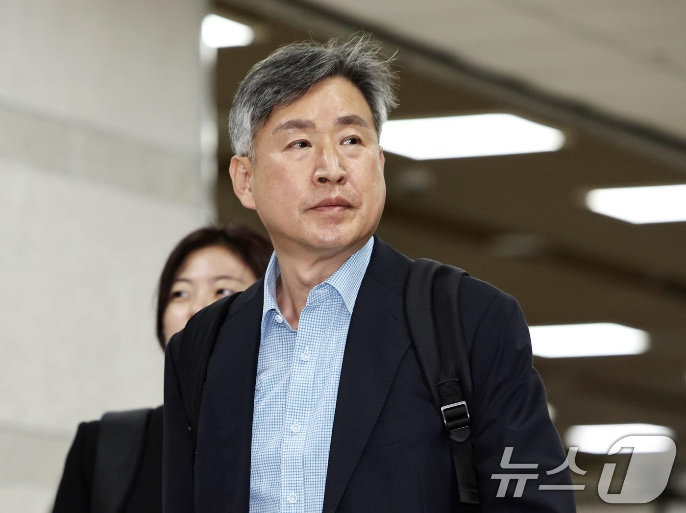 본문 이미지 - 12·3 비상계엄에 가담한 의혹을 받는 김종욱 전 해양경찰청장이 3일 오전 서울 서초구 서울중앙지방법원에서 열리는 구속 전 피의자심문(영장실질심사)에 출석하고 있다. 2026.7.3 ⓒ 뉴스1 구윤성 기자