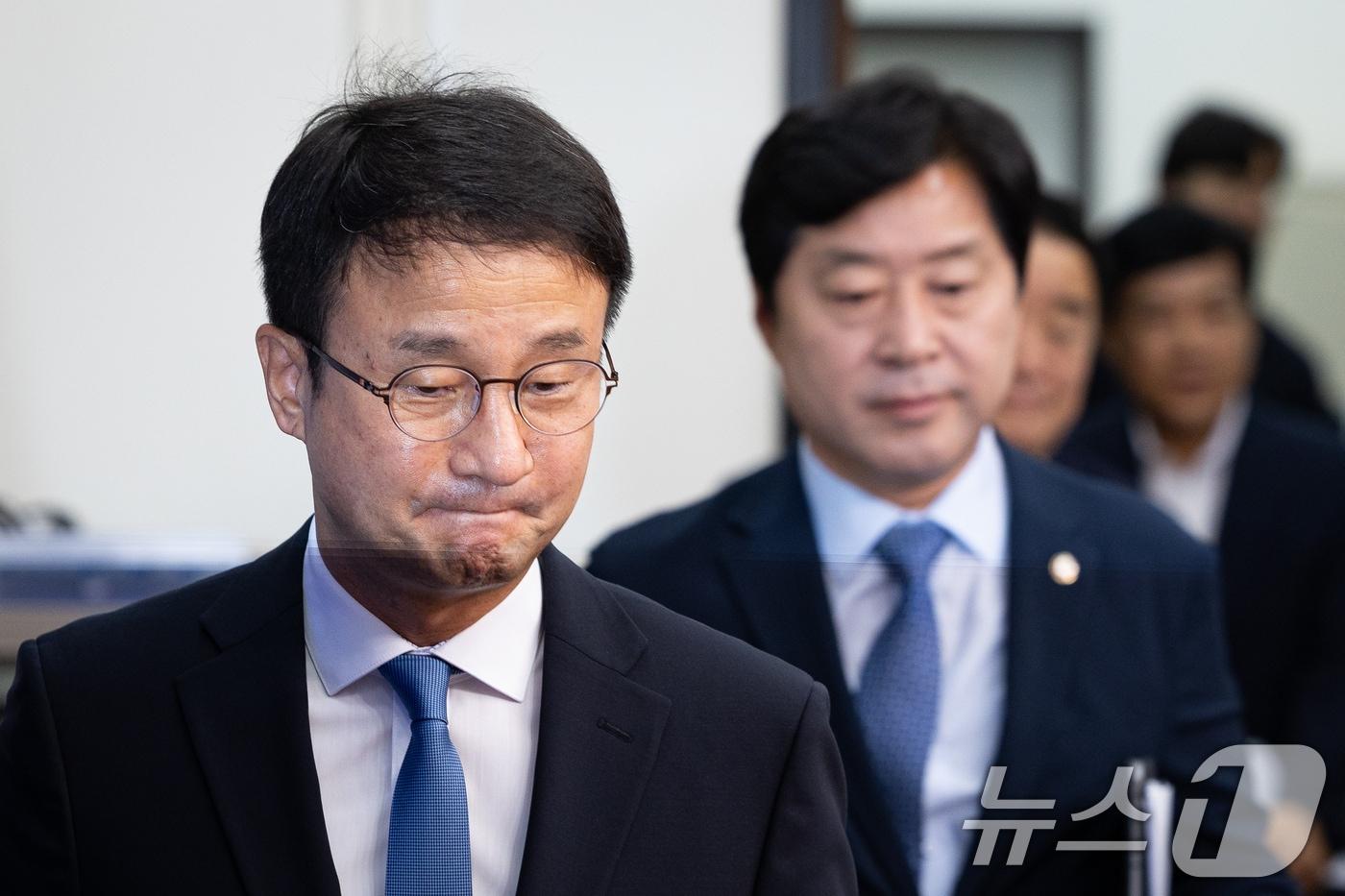 본문 이미지 - 한병도 더불어민주당 당대표 직무대행 겸 원내대표를 비롯한 지도부가 3일 서울 여의도 국회에서 열린 최고위원회의에 참석하고 있다. 2026.7.3 ⓒ 뉴스1 유승관 기자