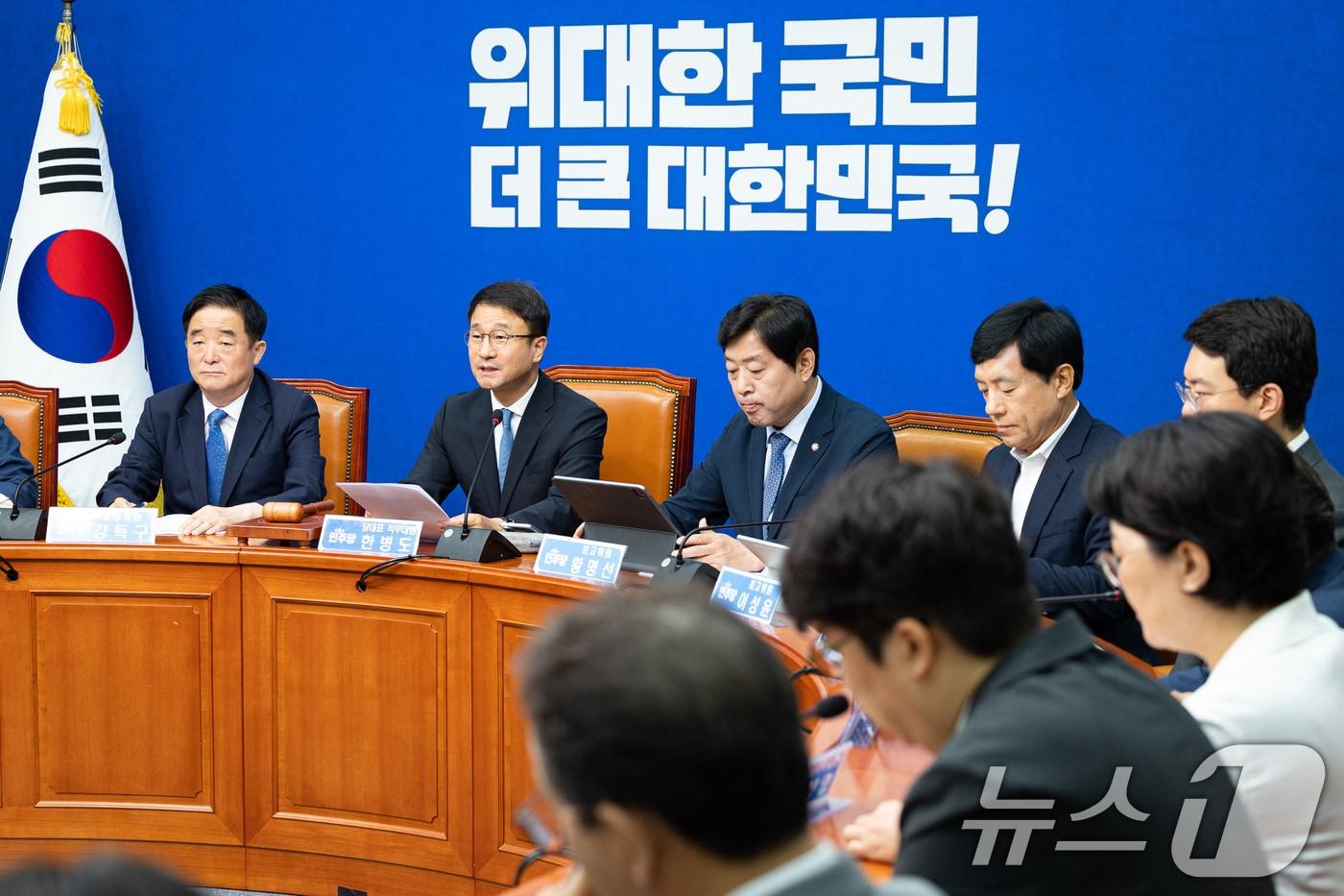 본문 이미지 - 한병도 더불어민주당 당대표 직무대행 겸 원내대표가 3일 서울 여의도 국회에서 열린 최고위원회의에서 모두 발언을 하고 있다. 2026.7.3 ⓒ 뉴스1 유승관 기자