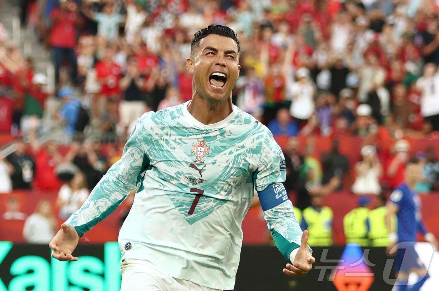 본문 이미지 - FIFA 월드컵 토너먼트에서 첫 득점을 올린 포르투갈의 크리스티아누 호날두. ⓒ AFP=뉴스1
