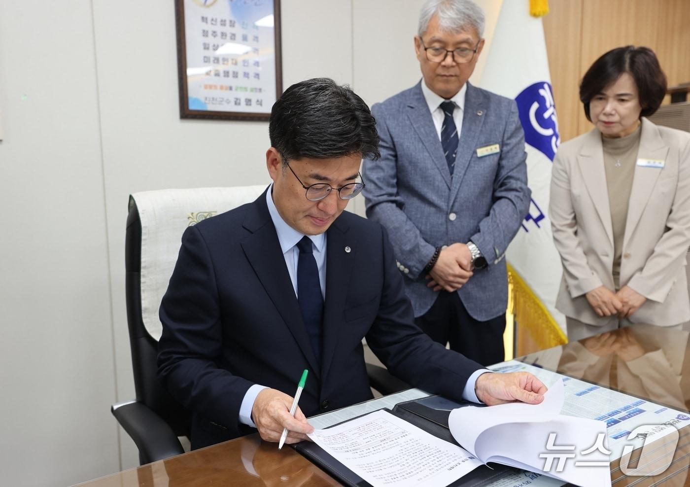 본문 이미지 - 김명식 진천군수가 3일 오전 1호 결재로 '디지털 참여 생태계 조성계획'에 서명하고 있다.(진천군 제공. 재판매 및 DB금지)/뉴스1