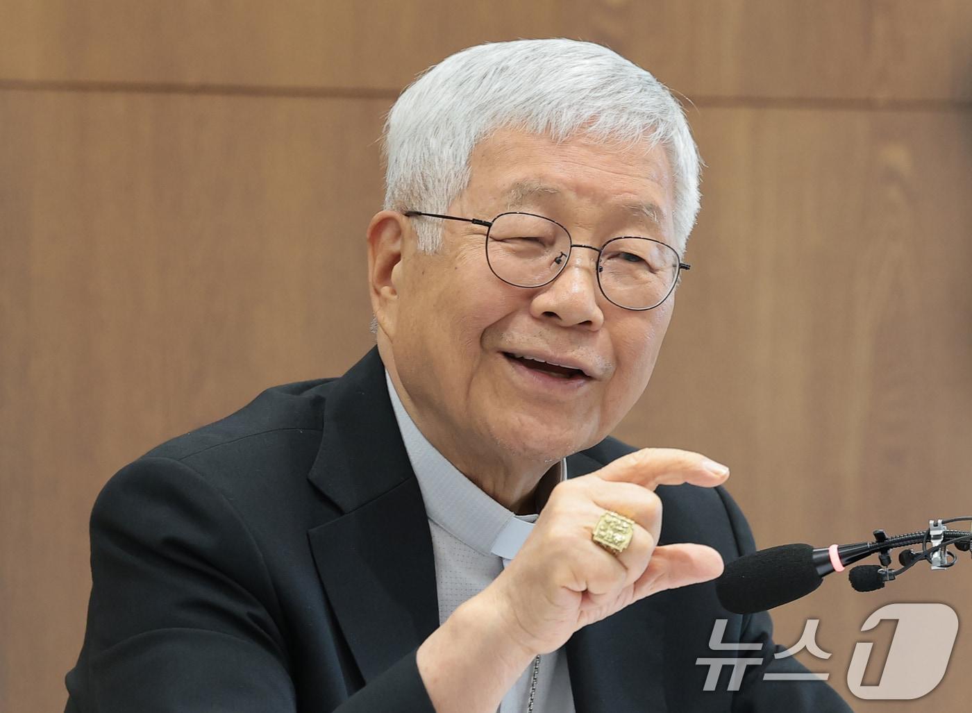 본문 이미지 - 교황청 성직자부 장관 유흥식 추기경이 3일 오전 서울 광진구 한국천주교중앙협희회에서 열린 방한 기자간담회에서 한반도 평화에 관한 취재진 질문에 답하고 있다. 2026.7.3 ⓒ 뉴스1 권현진 기자