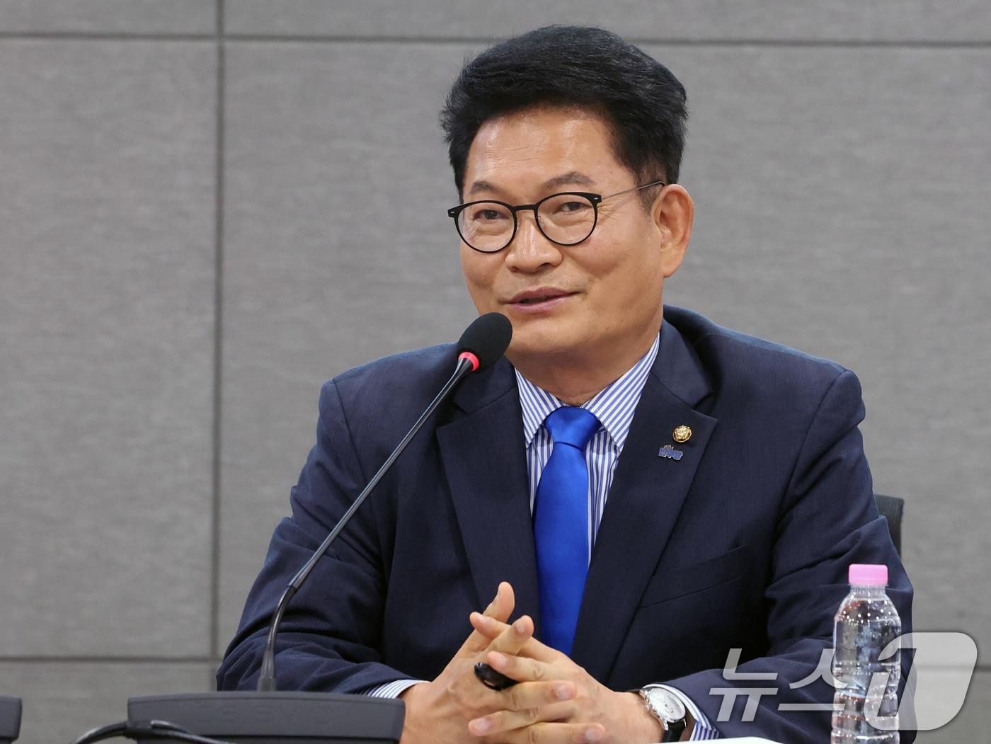 본문 이미지 - 송영길 더불어민주당 의원이 3일 오전 서울 여의도 국회 의원회관에서 열린 '이재명 정부 1년 : 평화·외교·안보 분야 평가와 과제 토론회'에서 인사말을 하고 있다. 2026.7.3 ⓒ 뉴스1 황기선 기자