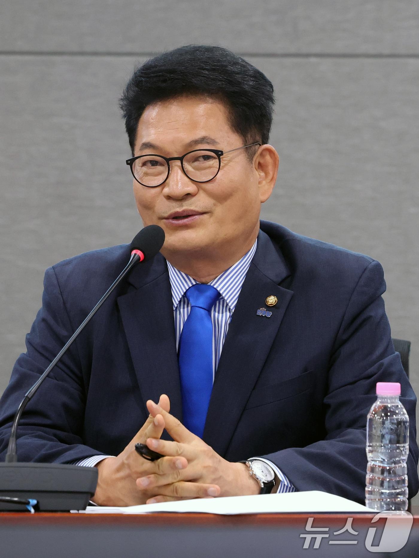 본문 이미지 - 송영길 더불어민주당 의원이 3일 오전 서울 여의도 국회 의원회관에서 열린 '이재명 정부 1년 : 평화·외교·안보 분야 평가와 과제 토론회'에서 인사말을 하고 있다. 2026.7.3 ⓒ 뉴스1 황기선 기자
