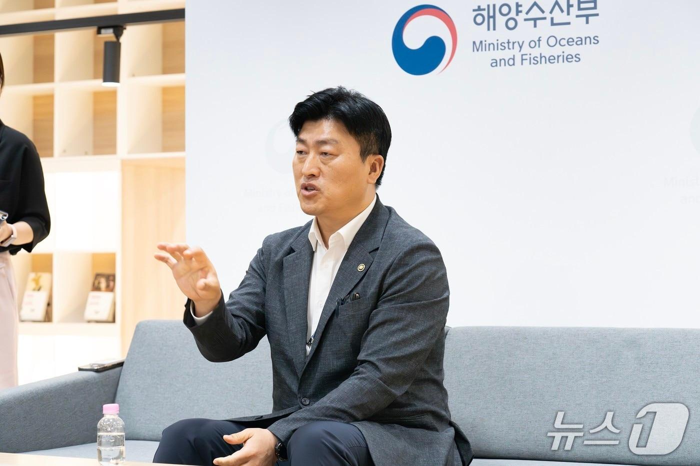 본문 이미지 - 남재헌 해양수산부 차관이 2일 해수부 부산임시청사에서 취임 후 첫 기자간담회를 열고 있다(해양수산부 제공)