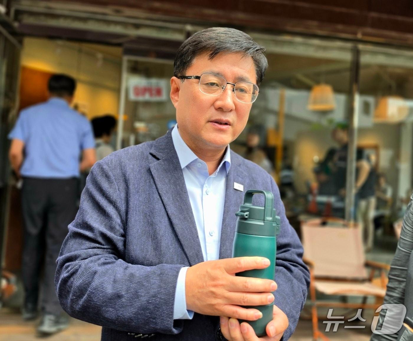 본문 이미지 - 3일 김성환 기후에너지환경부 장관이 서울 영등포구 소재 카페에서 '세계 일회용 비닐봉투 없는 날' 기념행사 뒤 뉴스1 질문에 답하고 있다. ⓒ 뉴스1
