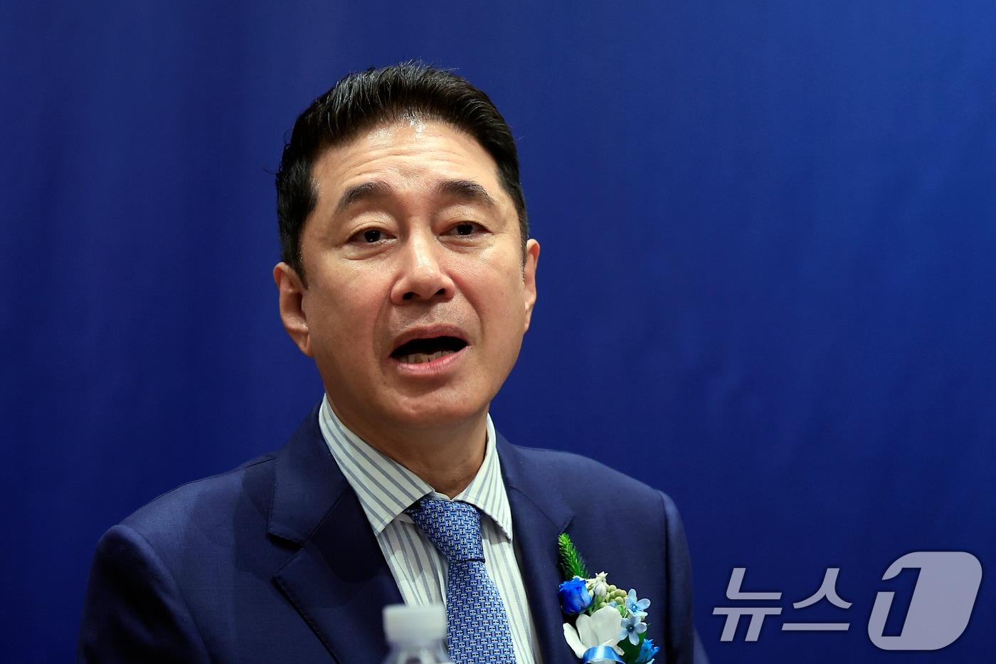 본문 이미지 - 이호진 한국배구연맹 신임 총재가 3일 오전 서울시 용산구 그랜드 하얏트 서울 남산 I룸에서 열린 한국배구연맹 총재 이·취임식 기자회견에서 인사말을 하고 있다. 2026.7.3 ⓒ 뉴스1 박정호 기자