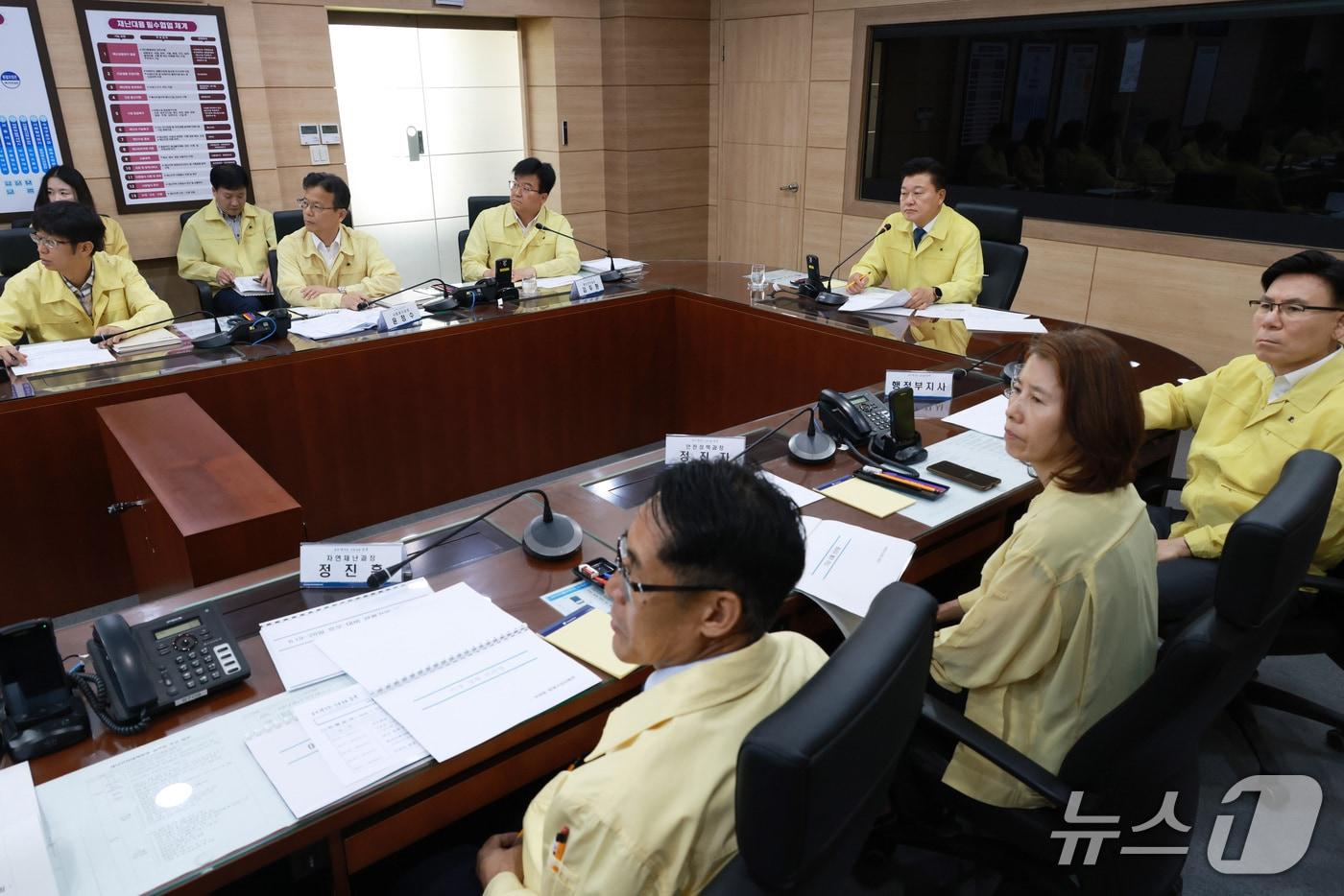 본문 이미지 - 신용한 충북지사가 3일 재난종합상황실에서 여름철 재난안전대책을 점검하고 있다. (충북도 제공. 재판매 및 DB금지)/뉴스1