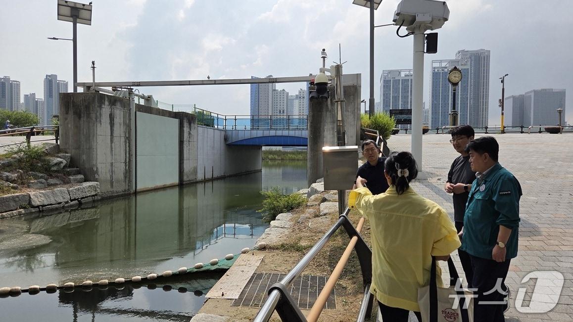 본문 이미지 - 인천경제자유구역청이 한국토지주택공사(LH), 인천시설공단과 함께 청라국제도시 심곡천 일원 수문과 배수펌프장 합동 점검을 실시하고 있다. (인천경제청 제공.재판매 및 DB금지)