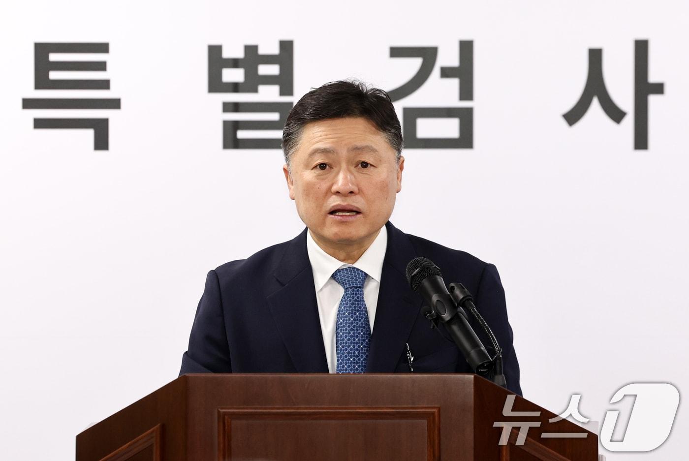 본문 이미지 - 2차 종합특검팀 김정민 특검보가 3일 오전 경기 과천시 2차 종합특검 사무실에서 김명수 전 합동참모본부 의장, 정진팔 전 합참차장, 이재식 전 합참 전비태세검열과장, 김흥준 전 육군본부 정책실장 등 군 수뇌부 기소와 관련해 사건 브리핑을 하고 있다. 2026.7.3 ⓒ 뉴스1 최지환 기자