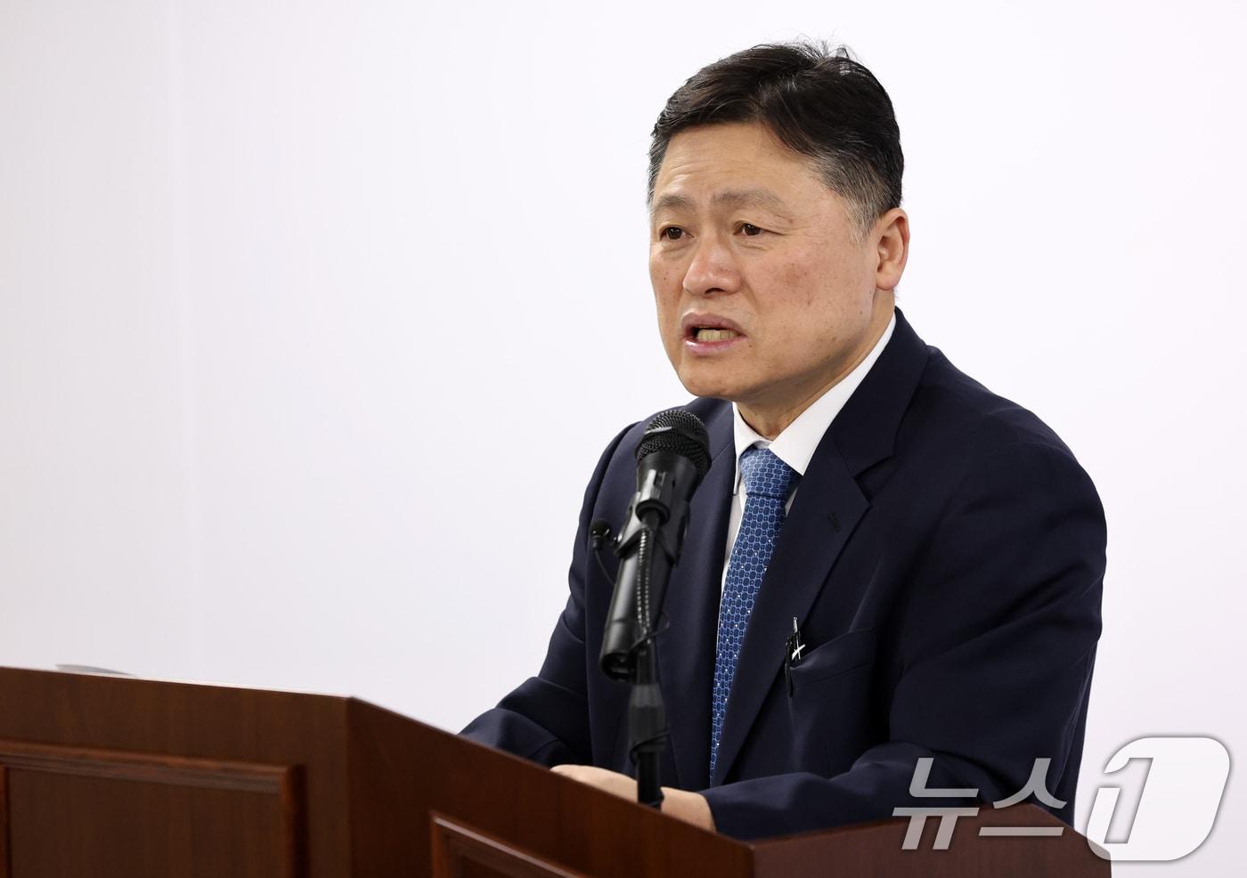 본문 이미지 - 2차 종합특검팀 김정민 특검보가 3일 오전 경기 과천시 2차 종합특검 사무실에서 김명수 전 합동참모본부 의장, 정진팔 전 합참차장, 이재식 전 합참 전비태세검열과장, 김흥준 전 육군본부 정책실장 등 군 수뇌부 기소와 관련해 사건 브리핑을 하고 있다. 2026.7.3 ⓒ 뉴스1 최지환 기자