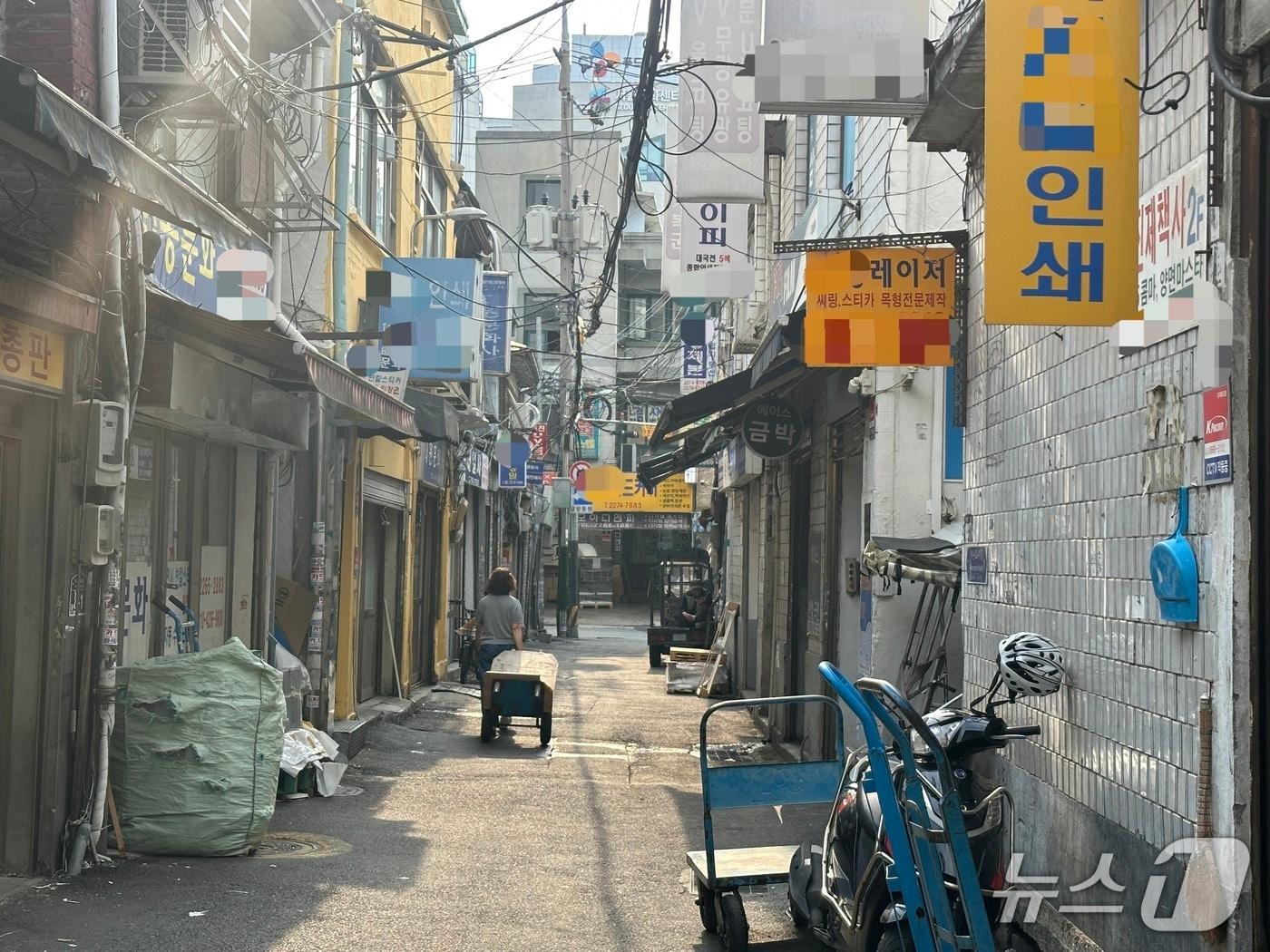 본문 이미지 - 30일 서울 중구 을지로 인쇄골목이 사람 없이 한적하다. 2026.6.30 ⓒ 뉴스1 김우진 수습기자