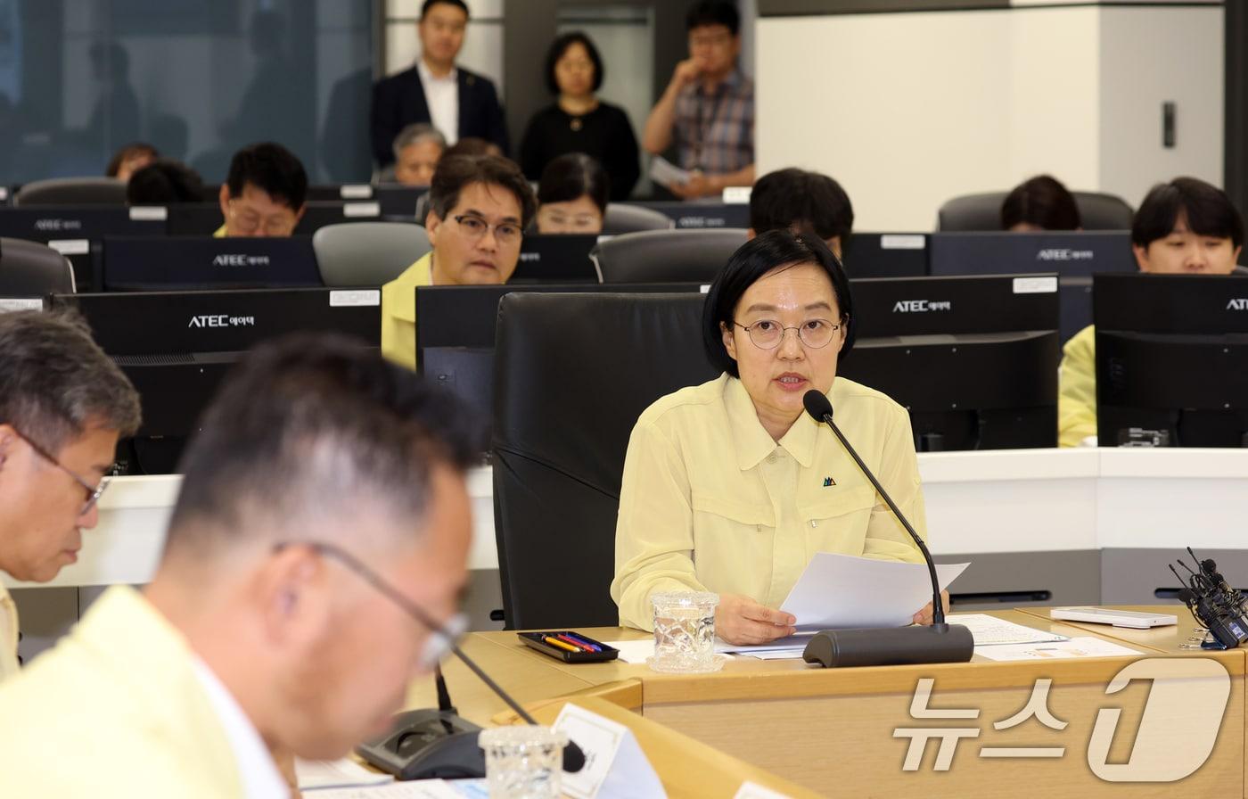 본문 이미지 - 한성숙 국무총리가 3일 오전 서울시 동작구 한강홍수통제소 상황실에서 장마대비 홍수 대응체계 현장점검을 하고 있다. 2026.7.3 ⓒ 뉴스1 김명섭 기자