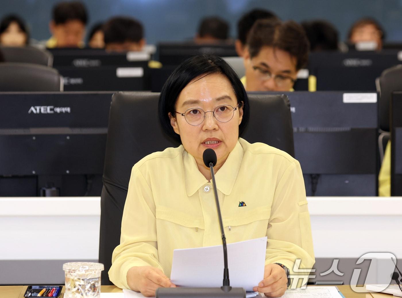 본문 이미지 - 한성숙 국무총리가 3일 오전 서울시 동작구 한강홍수통제소 상황실에서 장마대비 홍수 대응체계 현장점검을 하고 있다. 2026.7.3 ⓒ 뉴스1 김명섭 기자