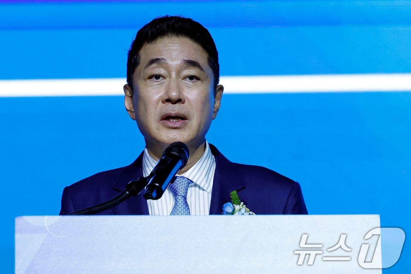본문 이미지 - 이호진 한국배구연맹 신임 총재가 3일 오전 서울시 용산구 그랜드 하얏트 서울 그랜드볼룸에서 열린 한국배구연맹 총재 이·취임식에서 취임사를 하고 있다. 2026.7.3 ⓒ 뉴스1 박정호 기자