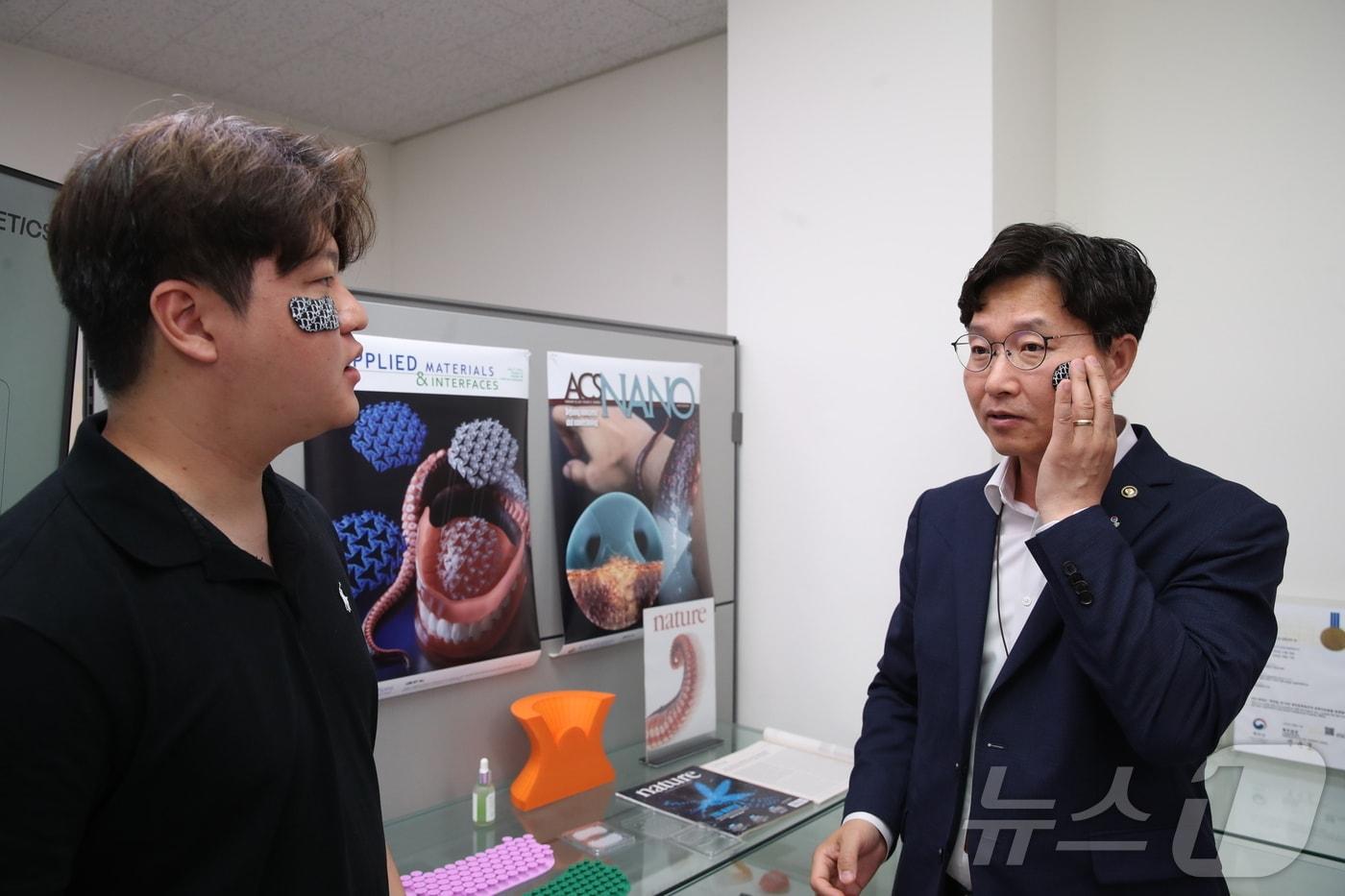 본문 이미지 - 구혁채 과학기술정보통신부 제1차관이 3일 경기 수원 성균관대학교 자연과학캠퍼스 창업보육센터 입주기업을 찾아 관계자로부터 기술 설명을 듣고 있다. (과학기술정보통신부 제공) 2026.7.3 ⓒ 뉴스1 김민수 기자