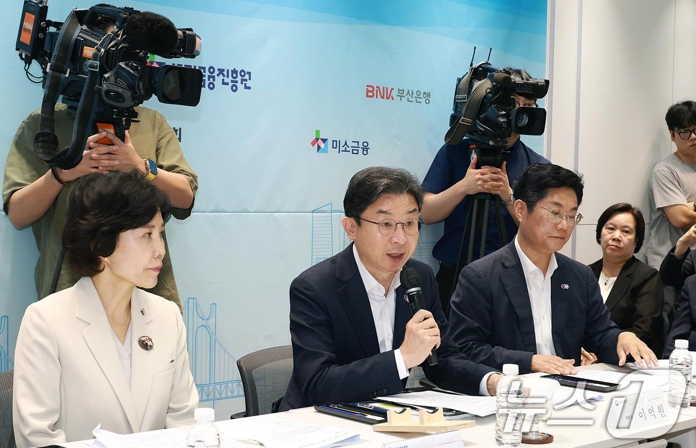 본문 이미지 - 이억원 금융위원장이 3일 오전 부산 중구에서 열린 '부산 서민금융 복합지원센터' 개소식에서 관계자들과 대화를 나누고 있다. (금융위원회 제공. 재판매 및 DB금지) 2026.7.3 ⓒ 뉴스1
