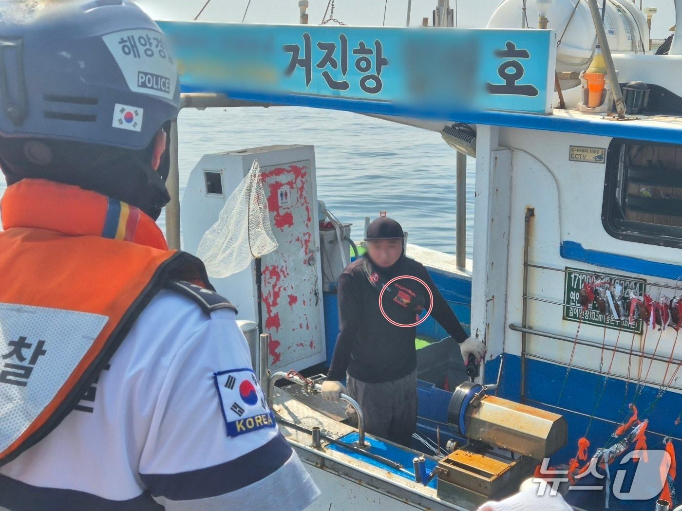 본문 이미지 - 3일 강원 고성군 공현진 해상에서 속초해양경찰서 거진파출소 소속 경찰관인 조업 중인 어선을 상대로 구명조끼 착용 여부를 단속하고 있다. 어민이 벨트형 구명조끼(빨간 원)를 착용한 모습.2026.7.5/뉴스1 윤왕근 기자
