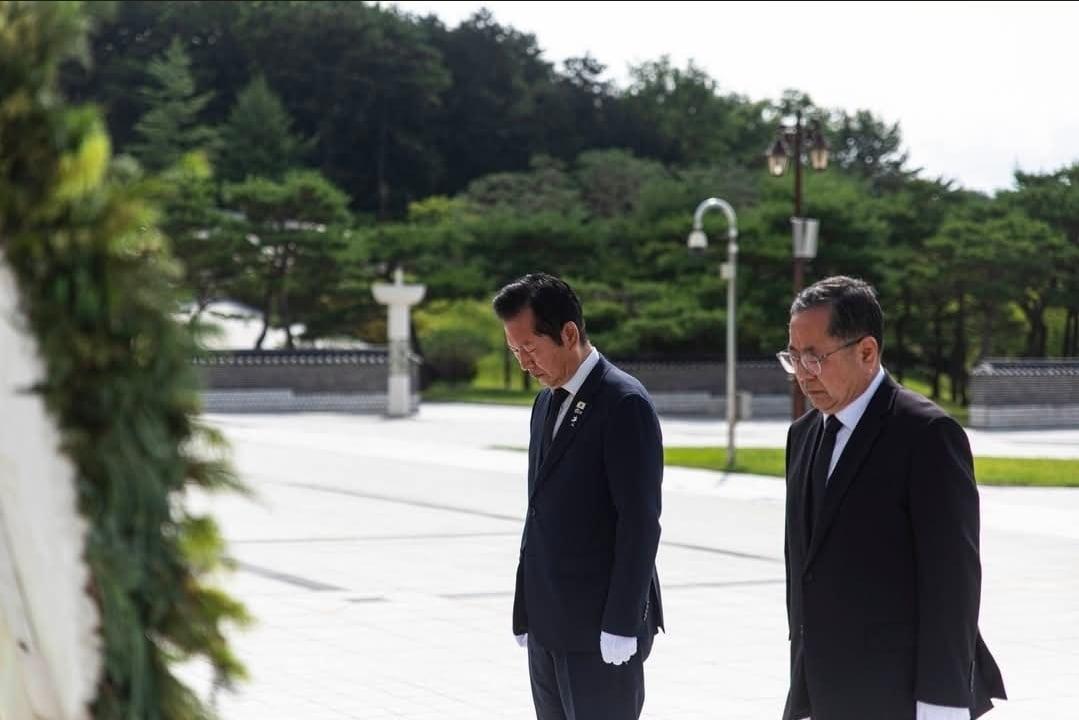 본문 이미지 - 정청래 전 더불어민주당 대표는 3일 사회관계망서비스(SNS)에 "오늘 아침 9시 광주 국립 5·18 민주묘지에 가서 광주민주 영령들께 인사드리고 참배했다"고 밝혔다. (정 전 대표 SNS 갈무리) 2026.07.03/뉴스1 