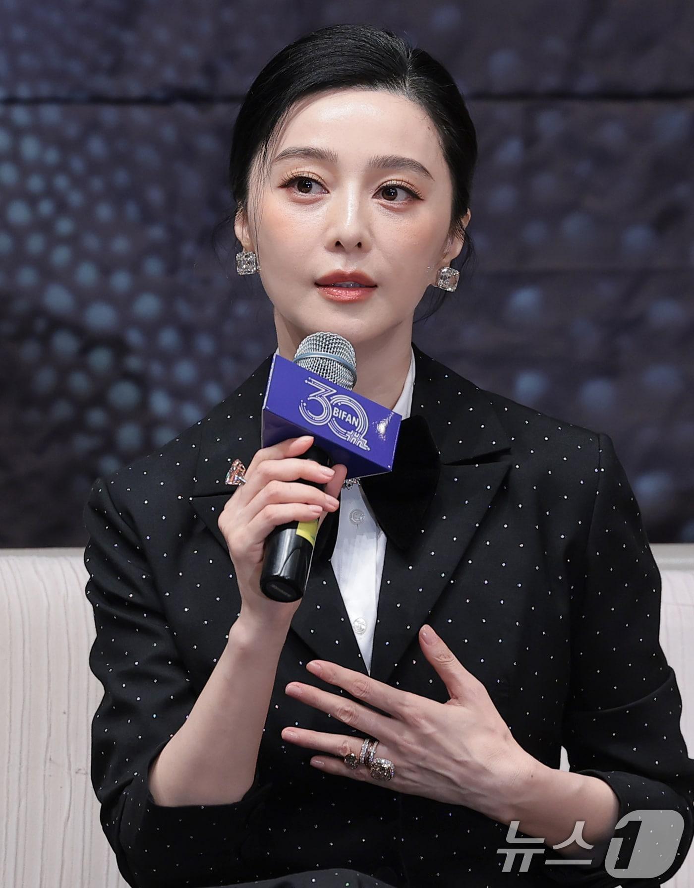 본문 이미지 - 배우 판빙빙이 3일 오후 경기도 부천시 원미구 현대백화점 중동점에서 열린 ‘제30회 부천국제판타스틱영화제’ 해외 영화인 초청 기자회견에 참석해 취재진 질문에 답하고 있다. 2026.7.3 ⓒ 뉴스1 권현진 기자