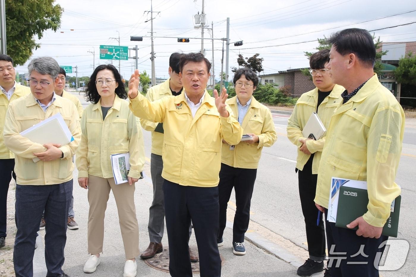 본문 이미지 - 3일 관내 주요 사업장 현장 점검에 나선 이학수 시장이 관계자들과 안전 대책을 논의하고 있다.(정읍시 제공. 재판매 및 DB금지)/뉴스1 