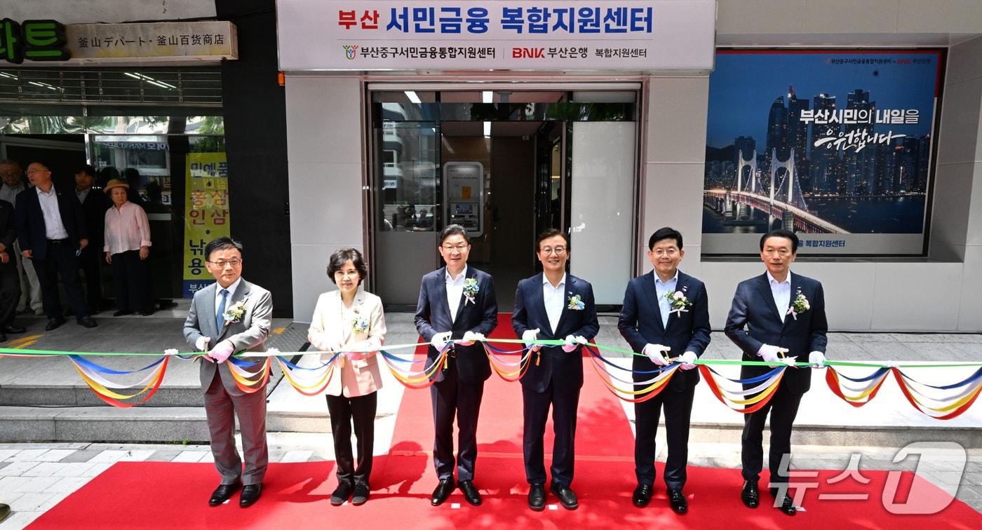 본문 이미지 - (사진 오른쪽부터) 김성주 BNK부산은행 은행장, 빈대인 BNK금융그룹 회장, 전재수 부산시장, 이억원 금융위원회 원장, 김은경 서민금융진흥원 원장, 박상진 산업은행 회장이 서민금융복합지원센터 개소식에서 기념촬영을 하고 있다. (부산은행 제공. 재판매 및 DB금지)