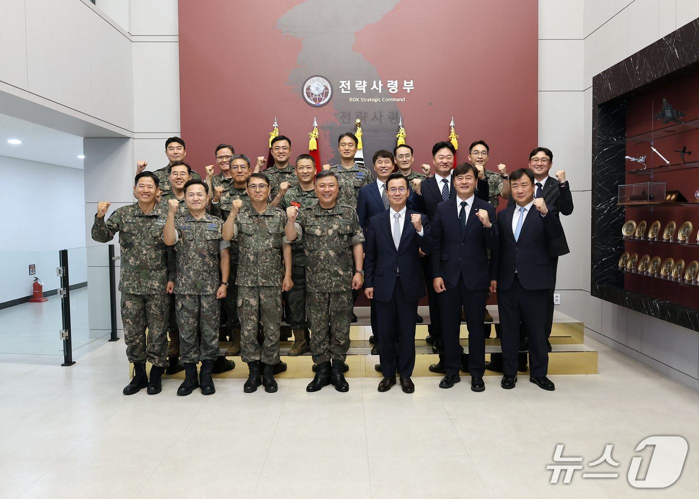 본문 이미지 - LIG디펜스앤에어로스페이스와 전략사령부가 전략적 파트너십 구축을 위한 업무협약을 체결하고 기념사진을 촬영한 모습(LIG D&A 제공)