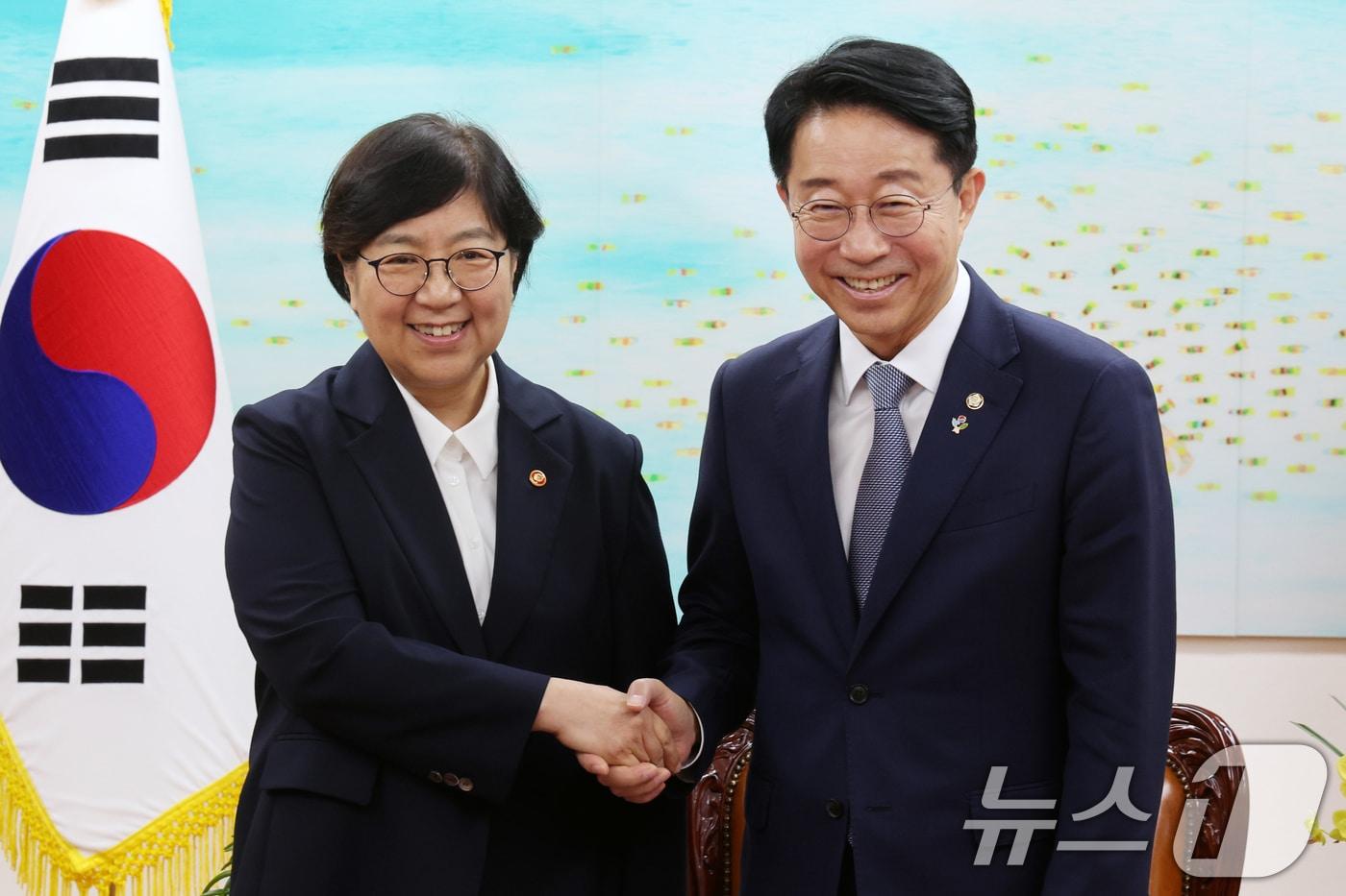 본문 이미지 - 조정식 국회의장과 정은경 보건복지부 장관이 3일 오후 서울 여의도 국회 의장집무실에서 악수를 나누고 있다. 2026.7.3 ⓒ 뉴스1 황기선 기자
