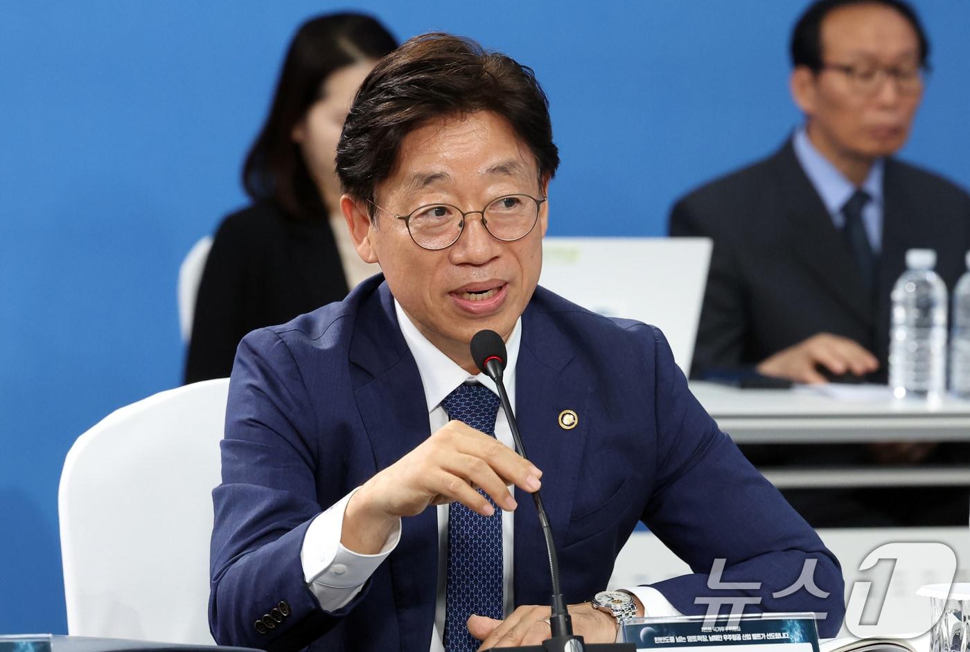 본문 이미지 - 오태석 우주항공청장이 3일 경남 진주시에서 열린 제5회 국가우주위원회 회의에서 발언을 하고 있다. 2026.7.3 ⓒ 뉴스1 허경 기자