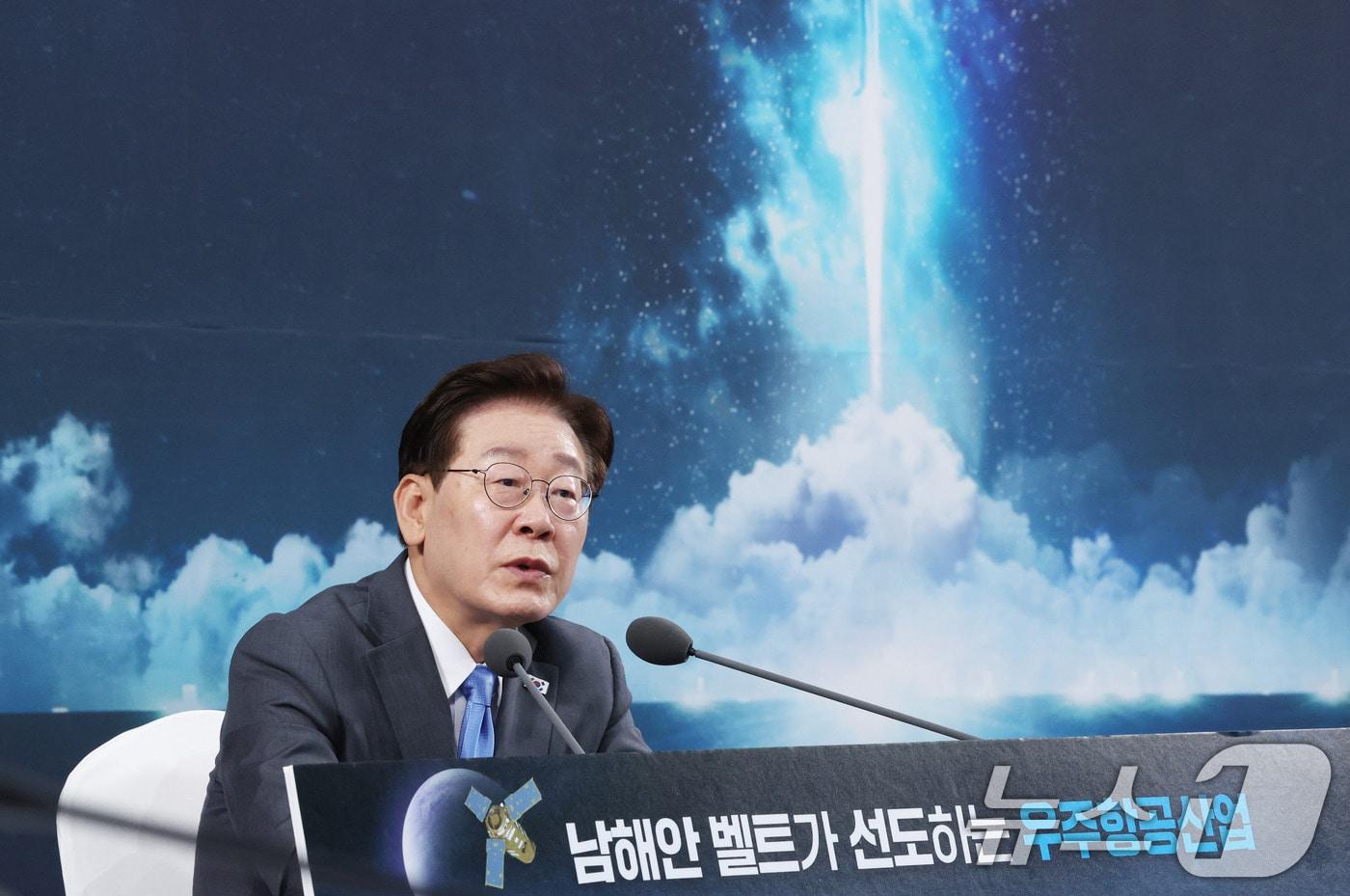 본문 이미지 - 이재명 대통령이 3일 경남 진주시에서 열린 제5회 국가우주위원회 회의에서 발언하고 있다. 2026.7.3 ⓒ 뉴스1 허경 기자