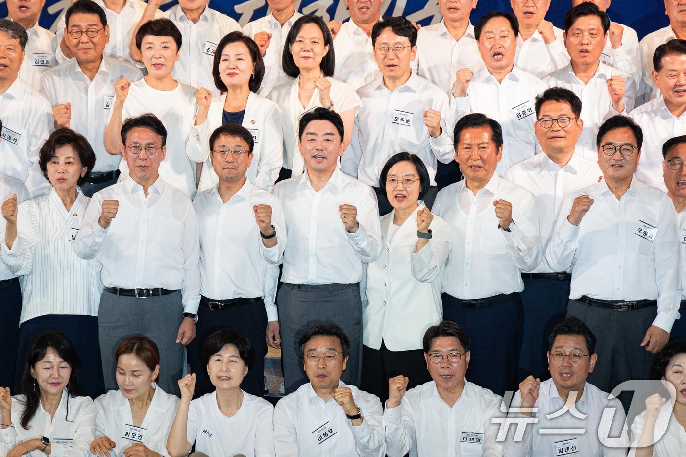 본문 이미지 - 한병도 더불어민주당 당대표 직무대행 겸 원내대표와 한성숙 국무총리를 비롯한 참석자들이 3일 서울 용산구 서울드래곤시티에서 열린 22대 후반기 국회 대비 더불어민주당 국회의원 워크숍에서 기념 촬영을 하고 있다. 가운뎃줄 왼쪽부터 남인순 의원, 김민석 전 총리, 한 직무대행, 강훈식 대통령비서실장, 한 총리, 정청래 전 대표, 송영길 전 대표, 우원식 전 국회의장. 2026.7.3 ⓒ 뉴스1 유승관 기자