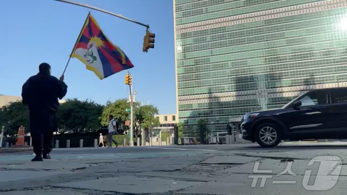 본문 이미지 - 티베트인 활동가 롭가 랑젠이 2일(현지시간) 미국 뉴욕 유엔 본부 근처에서 분신하기 전 티베트 국기를 든 채 걸어가고 있다. (출처=롭가 랑젠 페이스북 계정) ⓒ 로이터=뉴스1