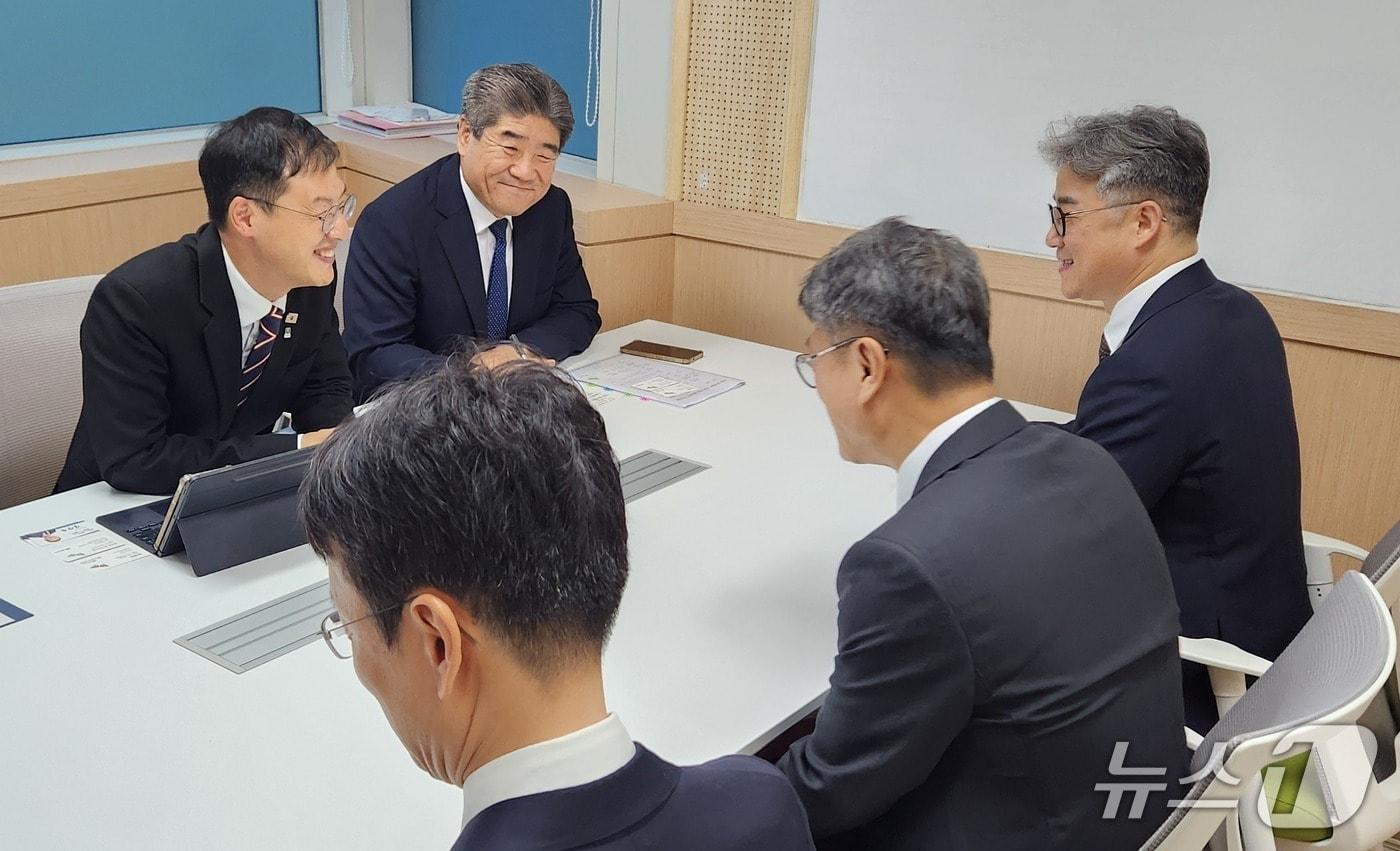본문 이미지 - 김상욱 울산시장이 3일 영남권 첨단산업 발전비전 국민보고회 참석에 앞서 정재헌 SK텔레콤 사장과 만나 울산 AI 데이터센터 투자계획을 듣고 있다. (울산시 제공. 재판매 및 DB 금지) /뉴스1